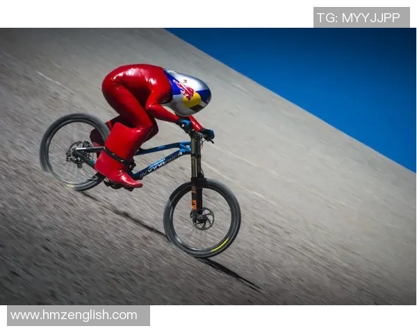 足球巨星化身骑行达人展示运动魅力踏上另类征程